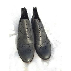 Sofft womens black leather booties size 11 perforated heeled zipper back C5UD19